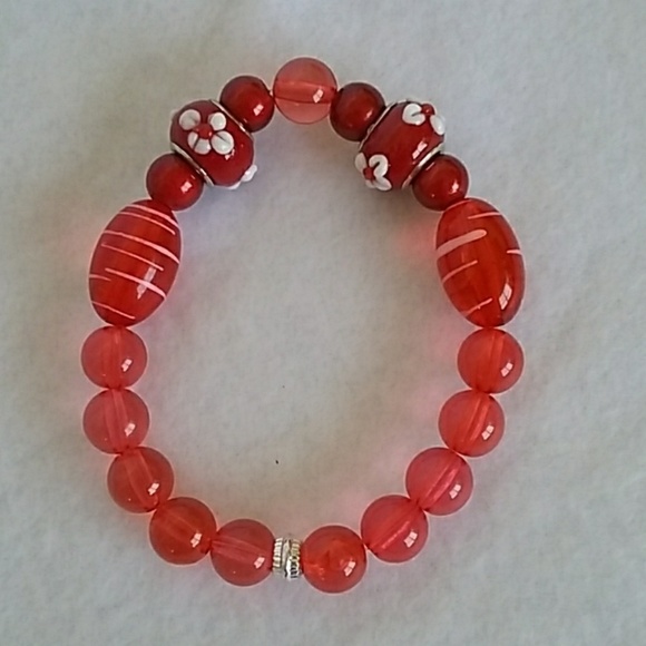 Womens red & white flower beaded stretch bracelet - Picture 3 of 3